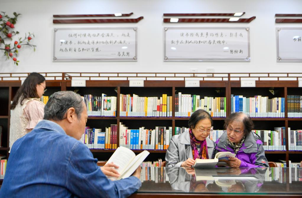 在天津市河西区天塔街西岸书斋,读者在阅读书籍(2023年4月21日摄)。新华社记者 孙凡越 摄